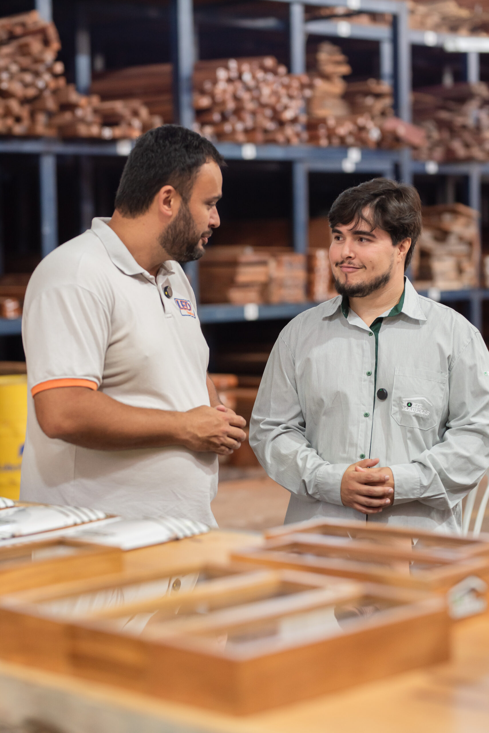Equipe da Norte Madeiras atendendo no galpão